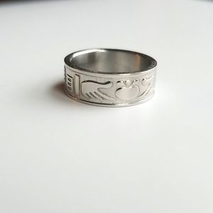 Claddagh wedding band